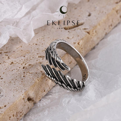 Anillo Ala del Destino — detalle del grabado artesanal